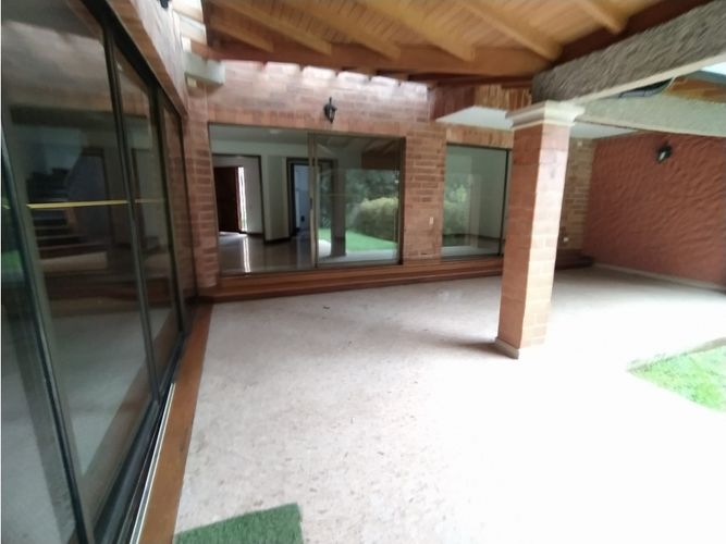 Casa de 5 alcobas en arriendo en San Lucas, Medellín, 320 m² · foto 4 de 24