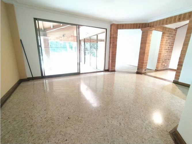 Casa de 5 alcobas en arriendo en San Lucas, Medellín, 320 m² · foto 5 de 24