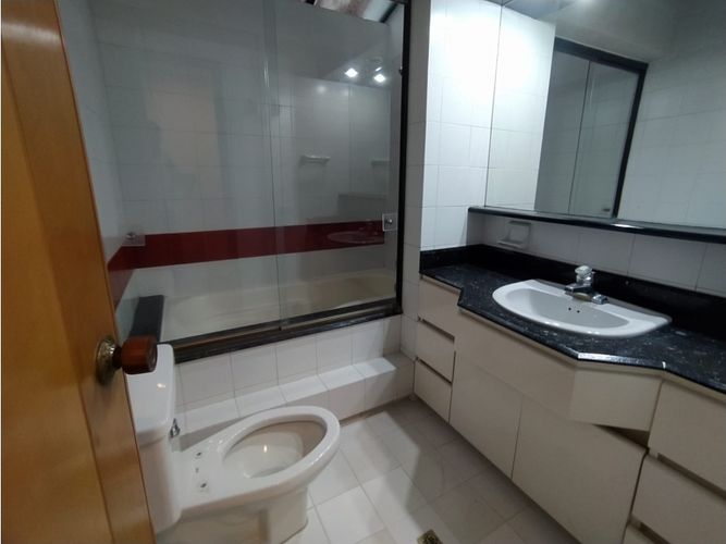 Casa de 5 alcobas en arriendo en San Lucas, Medellín, 320 m² · foto 11 de 24