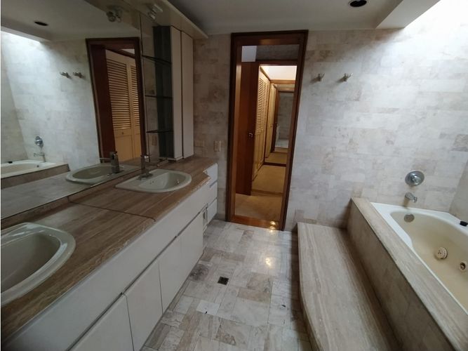 Casa de 5 alcobas en arriendo en San Lucas, Medellín, 320 m² · foto 14 de 24