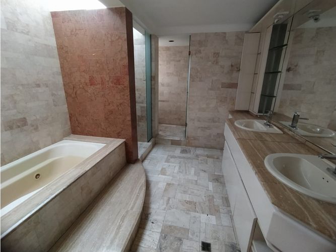 Casa de 5 alcobas en arriendo en San Lucas, Medellín, 320 m² · foto 19 de 24