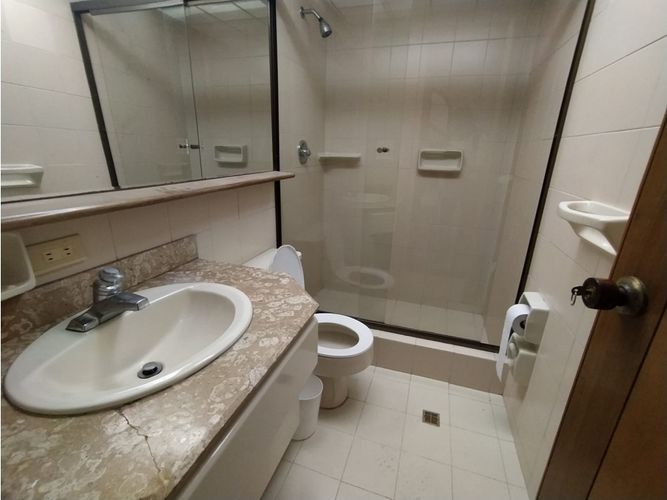 Casa de 5 alcobas en arriendo en San Lucas, Medellín, 320 m² · foto 20 de 24