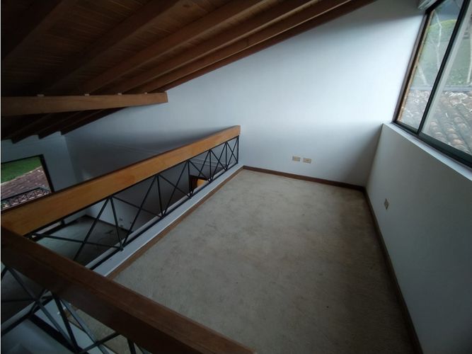 Casa de 5 alcobas en arriendo en San Lucas, Medellín, 320 m² · foto 23 de 24