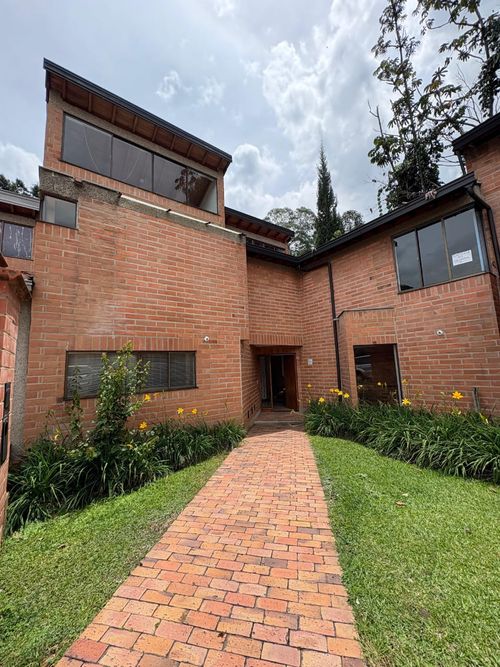 Casa de 4 alcobas en arriendo en Urbanización Las Cumbres, Medellín, 371 m² · foto 2 de 20