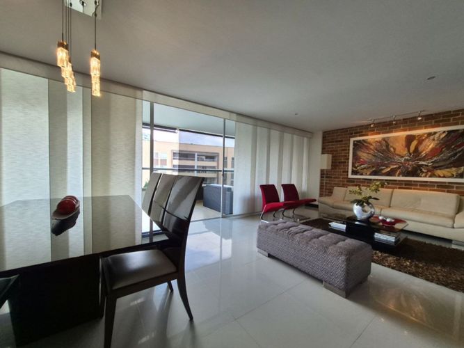 Apartamento de 3 alcobas en venta en Ciudad Jardin, Cali, 200 m² · foto 2 de 24
