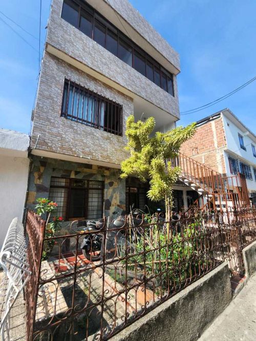Casa de 8 alcobas en venta en Las Ceibas, Cali, 220 m² · foto 2 de 17