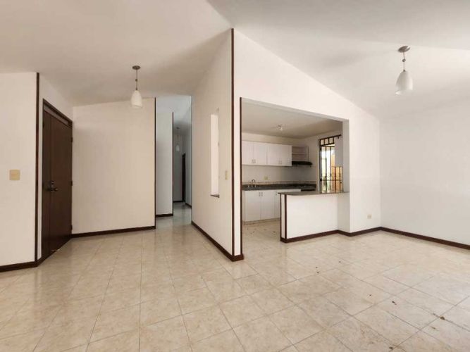Casa de 3 alcobas en venta en El Castillo, Jamundí, 180 m² · foto 2 de 24