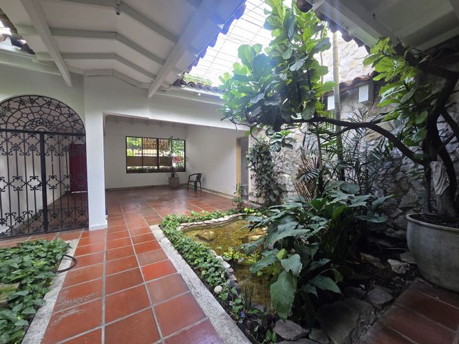 Casa de 3 alcobas en venta en La Flora, Cali, 280 m² · foto 2 de 24