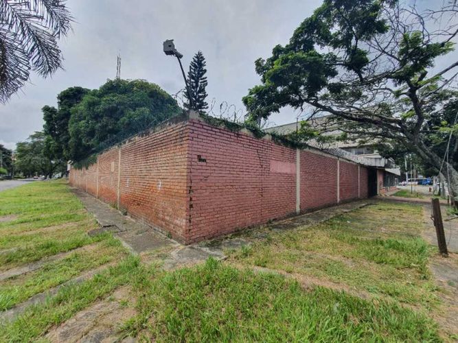 Edificio en venta en La Flora, Cali, 3560 m² · foto 3 de 15