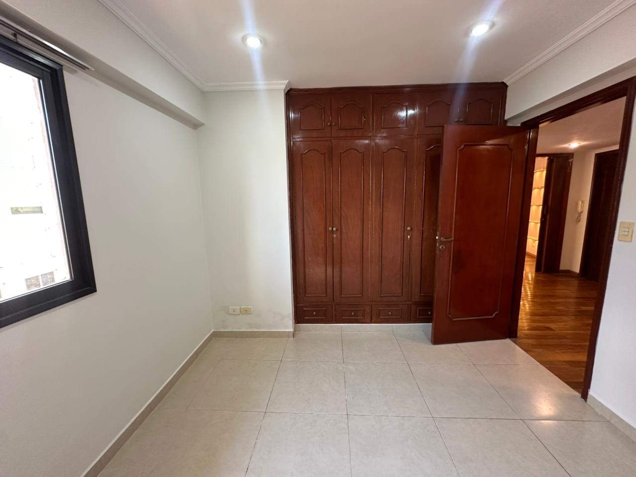 ALQUILER DE AMPLIO DEPARTAMENTO EN BARRIO LAS MERCEDES — foto 3