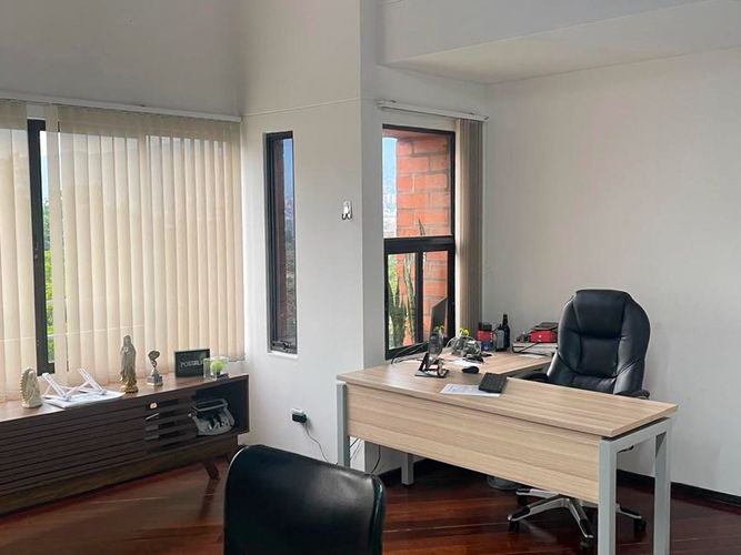 Oficina en arriendo en El Poblado, Medellín, 170 m² · foto 2 de 9