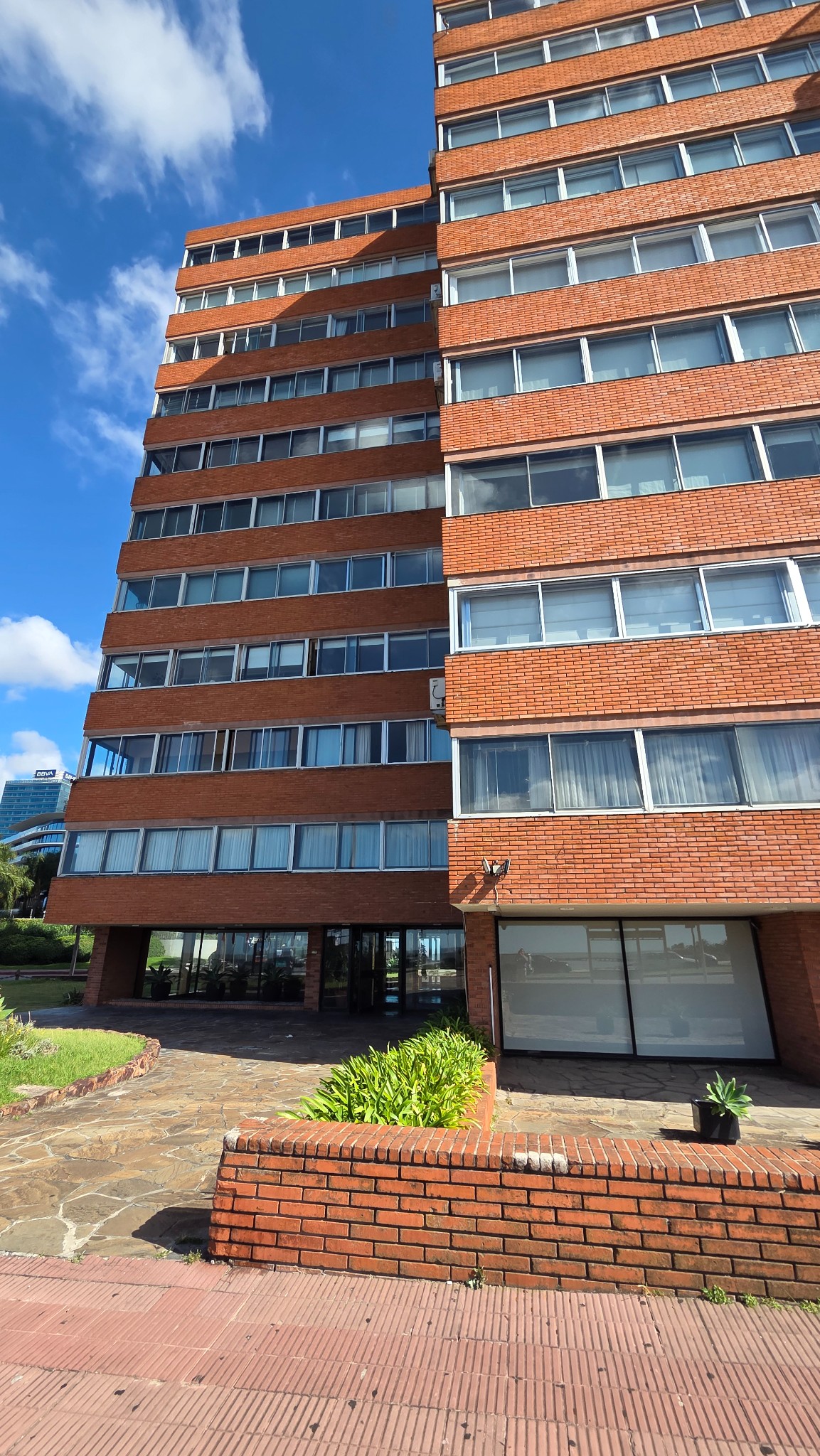 Exclusivo apartamento de lujo ideal para diplomáticos o empresas en alquiler sobre la Rambla Armenia: vistas panorámicas al Puertito del Buceo, 2 dormitorios, 3 baños. Una experiencia de vida 5 estrellas.