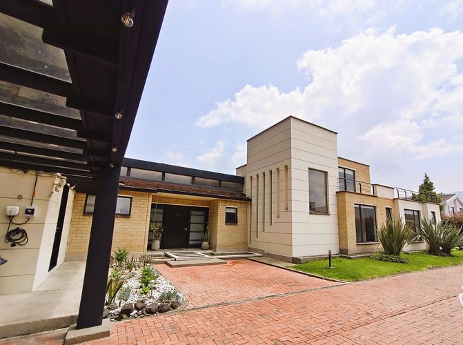 Casa de 4 alcobas en venta en Guaymaral, Bogotá, 312 m² · foto 2 de 24