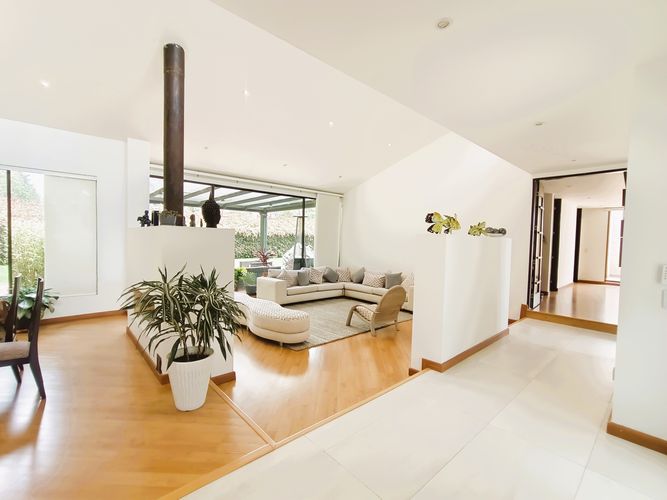 Casa de 4 alcobas en venta en Guaymaral, Bogotá, 312 m² · foto 3 de 24