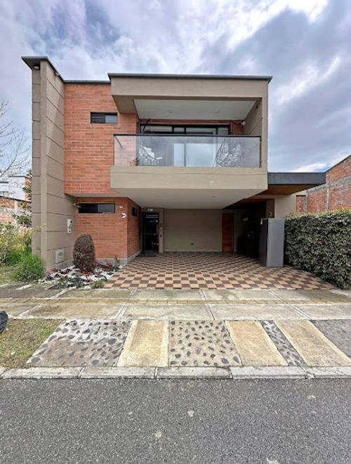 Casa de 3 alcobas en venta en Rionegro, 186 m² · foto 2 de 17