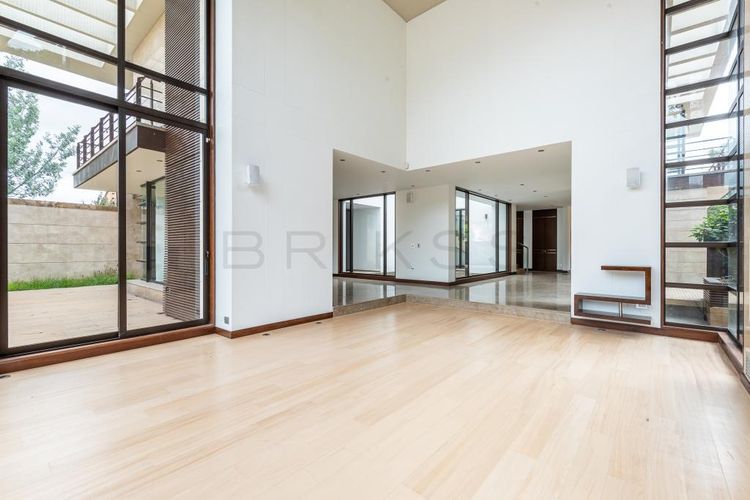 Casa de 4 alcobas en venta en Santa Barbara, Bogotá, 591 m² · foto 2 de 24