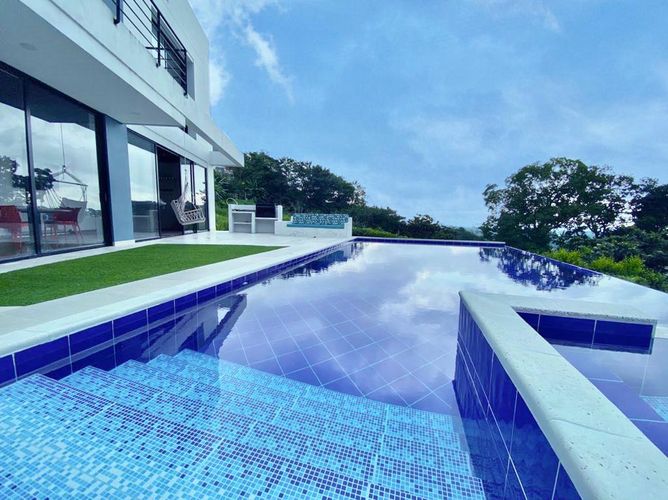 Casa de 4 alcobas en venta en Canadas Potreritos, Ibagué, 520 m² · foto 2 de 10