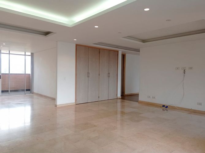 Apartamento de 3 alcobas en arriendo en El Poblado, Medellín, 219 m² · foto 7 de 19