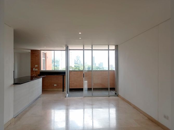 Apartamento de 3 alcobas en arriendo en El Poblado, Medellín, 219 m² · foto 3 de 19