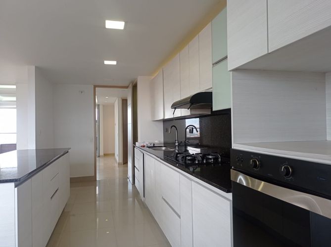 Apartamento de 3 alcobas en arriendo en El Poblado, Medellín, 219 m² · foto 4 de 19
