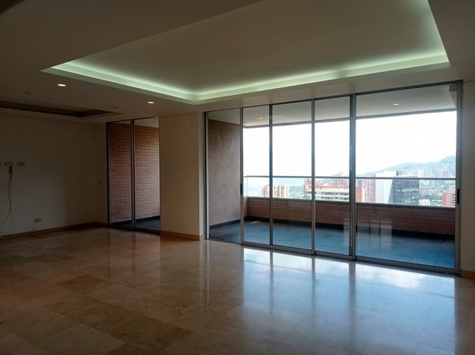 Apartamento de 3 alcobas en arriendo en El Poblado, Medellín, 219 m² · foto 2 de 19