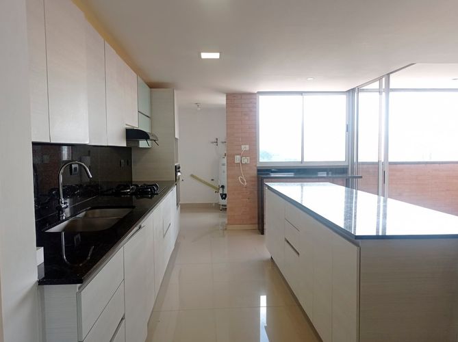 Apartamento de 3 alcobas en arriendo en El Poblado, Medellín, 219 m² · foto 6 de 19