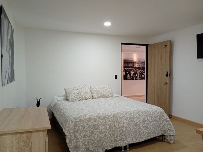 Casa de 9 alcobas en venta en Laureles, Medellín, 300 m² · foto 2 de 17