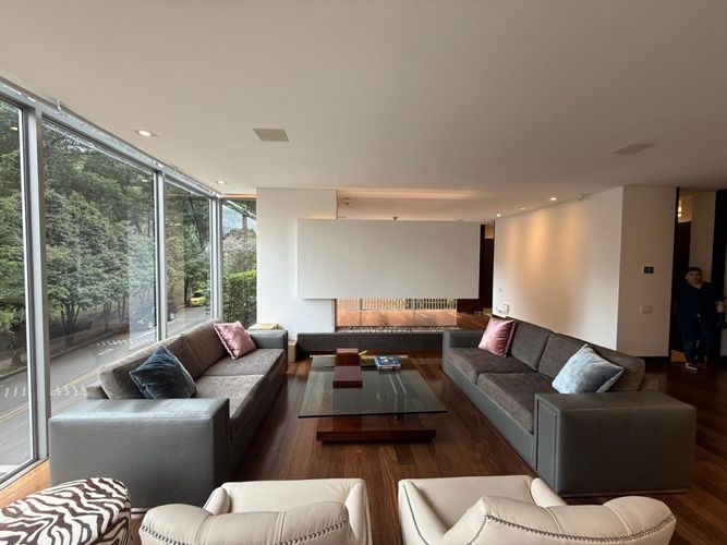 Apartamento de 3 alcobas en arriendo en Chicó Reservado, Bogotá, 331 m² · foto 2 de 21