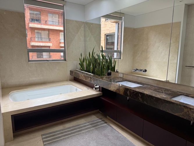 Apartamento de 3 alcobas en arriendo en Chicó Reservado, Bogotá, 331 m² · foto 12 de 21
