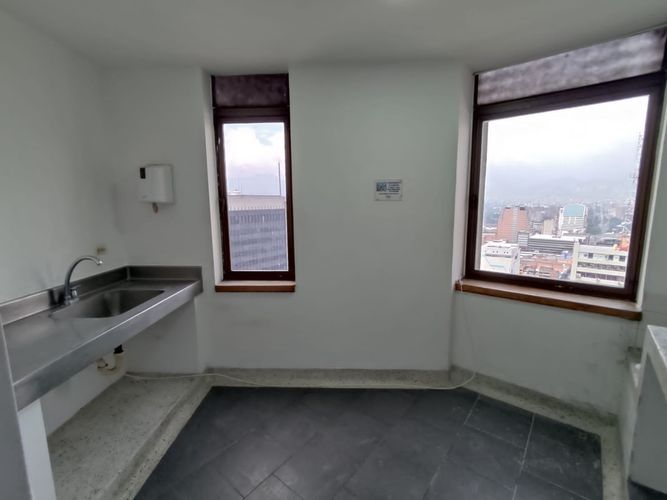 Oficina en arriendo en La Candelaria, Medellín, 377 m² · foto 9 de 16