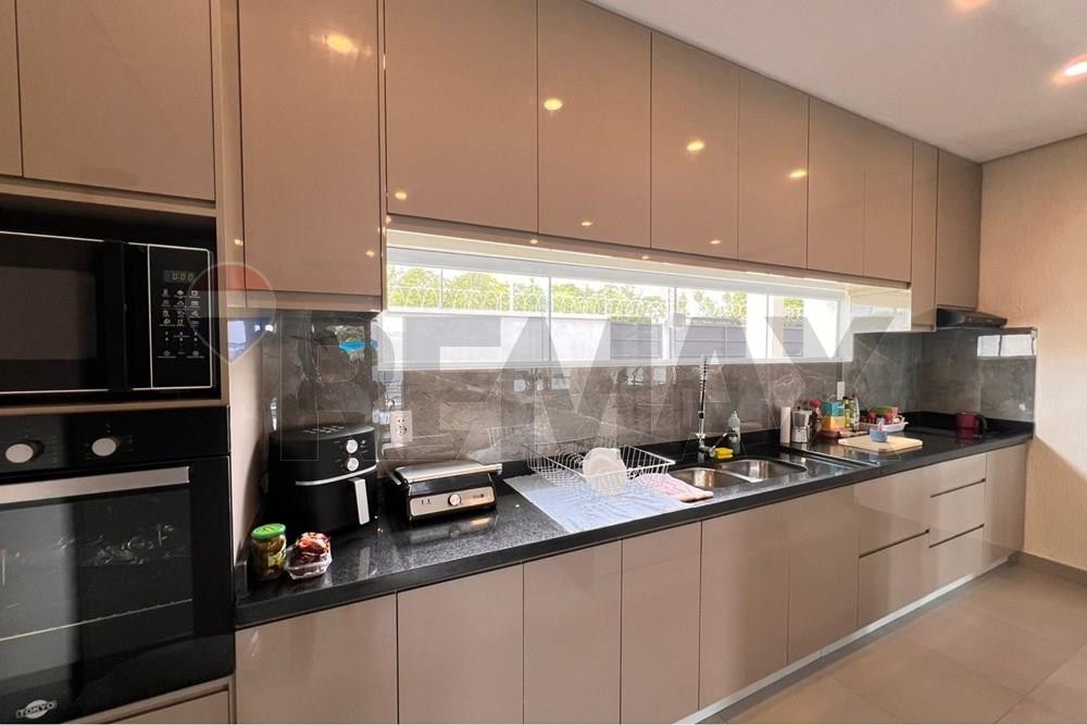 Moderna Residencia con Piscina en Caacupé: Estilo y Confort Recién Construidos — foto 3