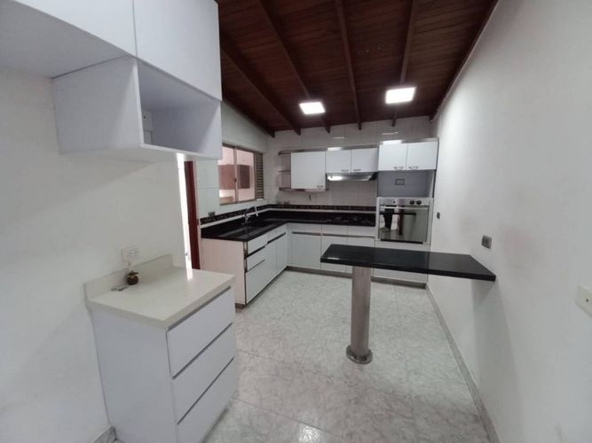 Casa de 6 alcobas en venta en Cuarta Brigada, Medellín, 160 m² · foto 3 de 16