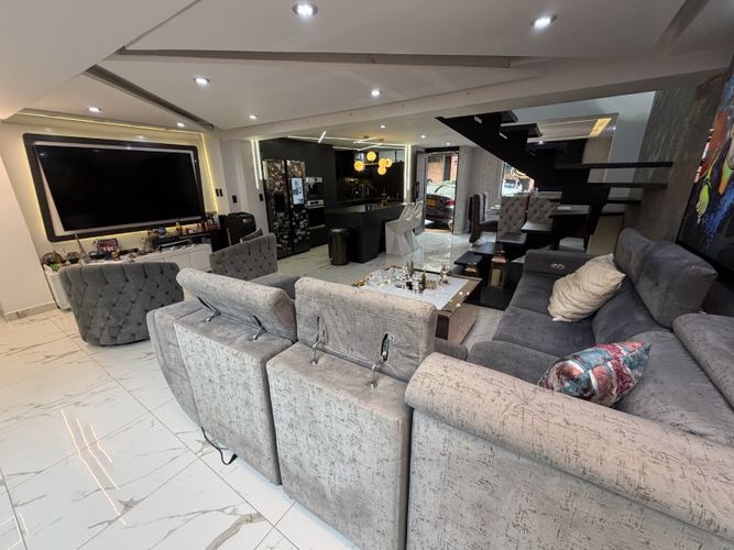 Casa de 3 alcobas en venta en Urbanizacion San Simon, Bello, 160 m² · foto 3 de 11