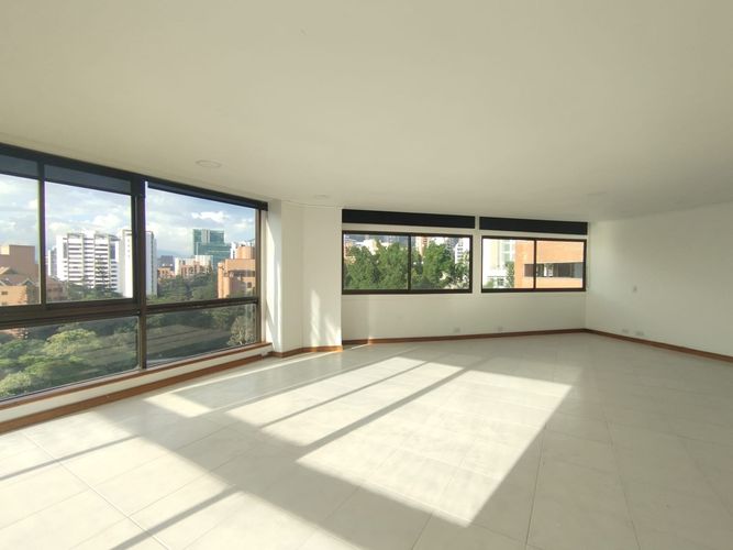 Apartamento de 3 alcobas en arriendo en El Poblado, Medellín, 139 m² · foto 2 de 13