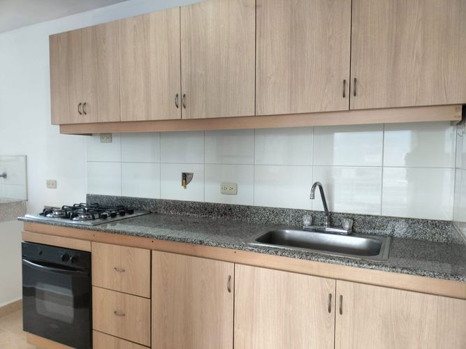 Apartamento de 4 alcobas en arriendo en El Poblado, Medellín, 75 m² · foto 3 de 15