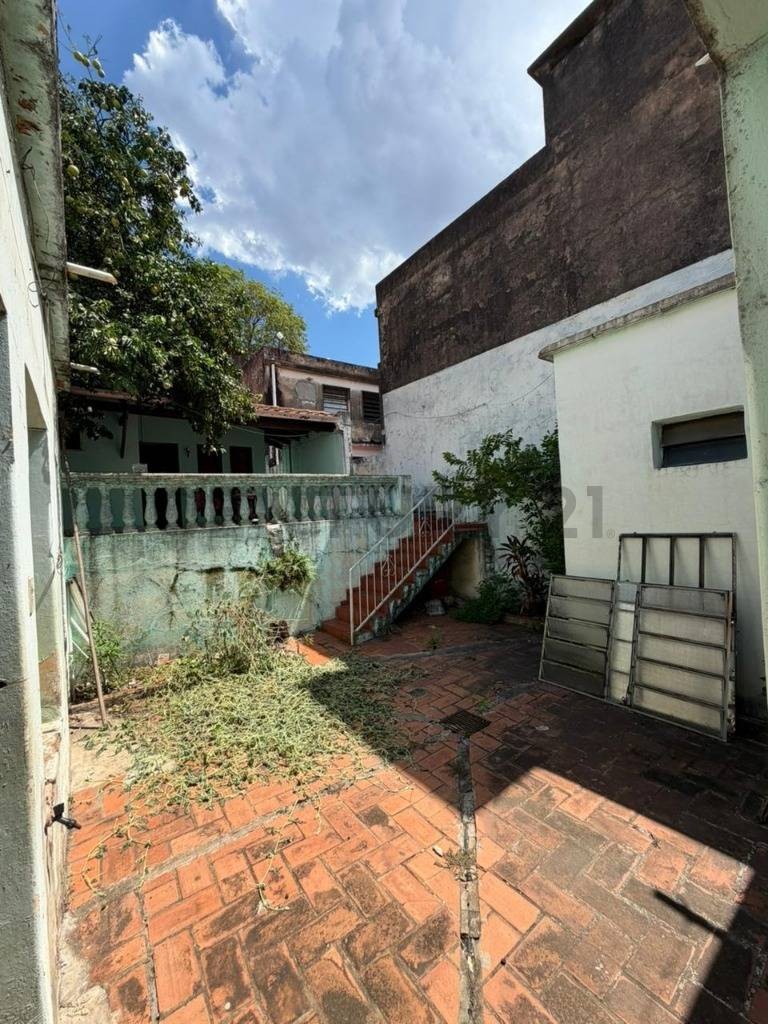 OPORTUNIDAD ÚNICA: Casa con Gran Potencial en Asunción Centro, Barrio Ciudad Nueva. Terreno de 315 m² y 252 m² de Construcción. Ideal para Demoler y Desarrollar o Reformar a tu Gusto. Ubicación Estratégica en Teodoro Mongelos casi República Francesa 1682. — foto 3