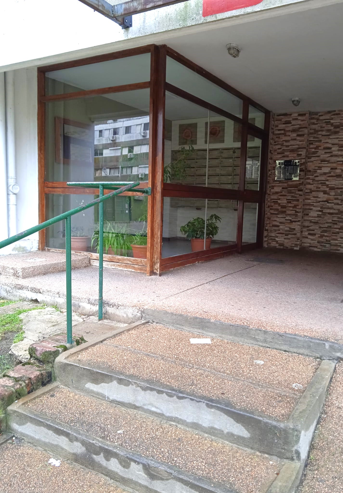 CAMINO CARRASCO Y ROBERTO BERRO – APARTAMENTO EN COMPLEJO CERRADO CON PORTERÍA