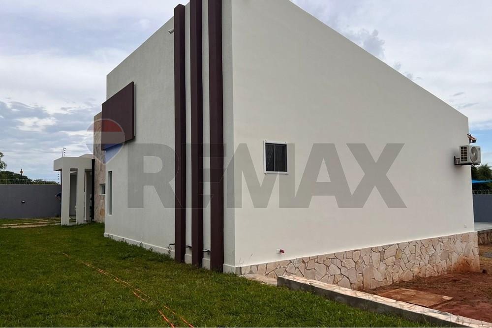 AMPLIA CASA CON PISCINA EN CAACUPÉ EN VENTA — foto 3