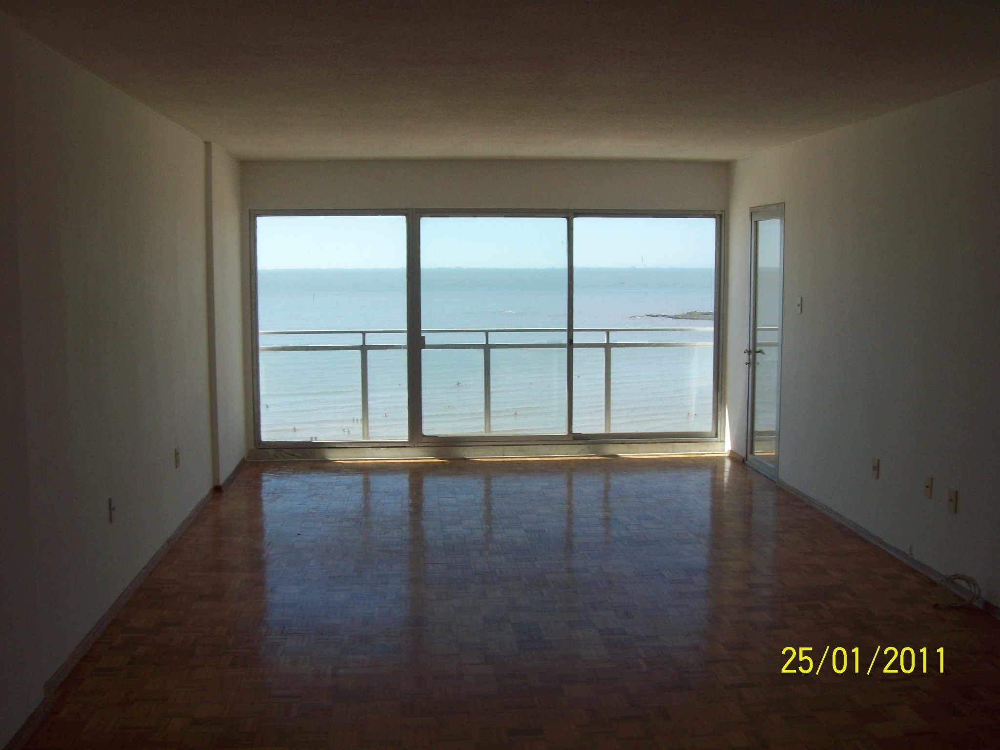 Rambla, Piso 9, impecable, 3 servicio y Garage, cocina/office, Gran vista al mar, Losa.