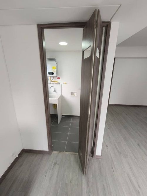 Apartamento de 3 alcobas en arriendo en Loma Del Indio, Medellín, 79 m² · foto 5 de 16