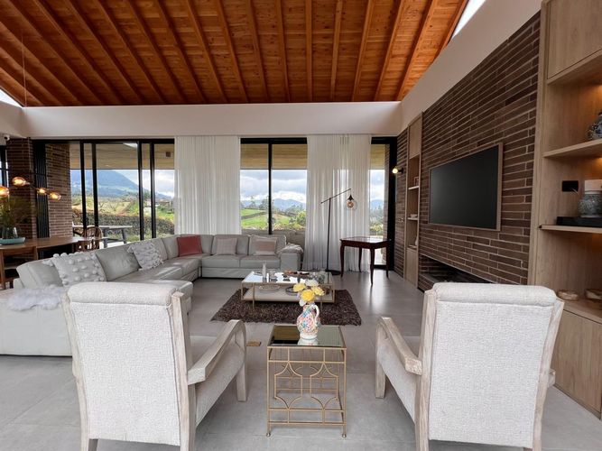 Casa de 3 alcobas en venta en La Ceja, 370 m² · foto 2 de 19