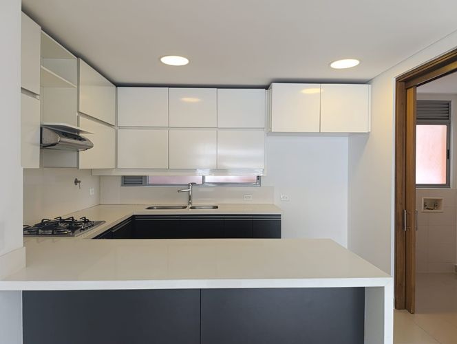 Apartamento de 2 alcobas en arriendo en El Poblado, Medellín, 108 m² · foto 4 de 18