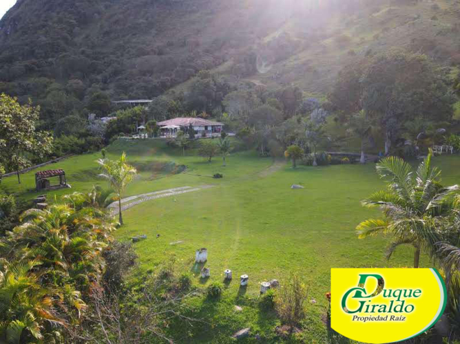 Finca en venta en Zarzal Curzao, Copacabana, 250 m² · foto 2 de 24