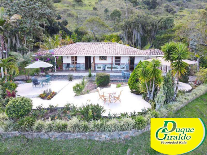 Finca en venta en Zarzal Curzao, Copacabana, 250 m² · foto 3 de 24