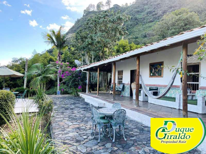 Finca en venta en Zarzal Curzao, Copacabana, 250 m² · foto 4 de 24