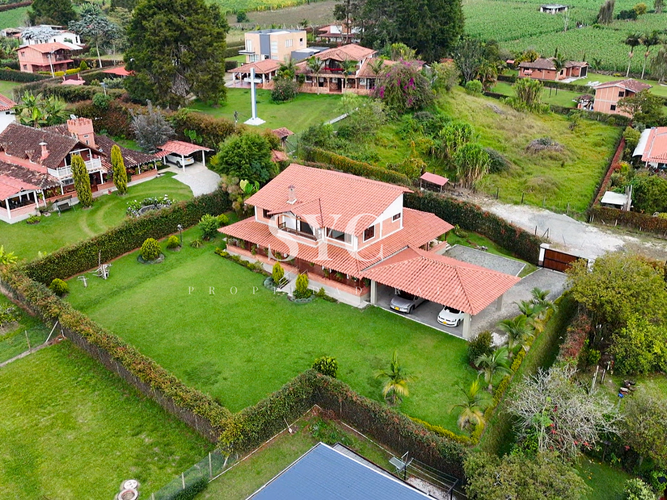 Casa de 6 alcobas en venta en Campo Alegre, El Carmen de Viboral, 1400 m² · foto 2 de 24