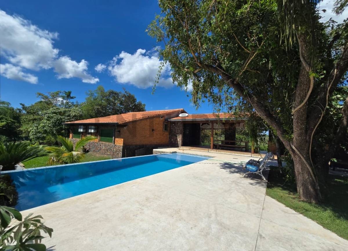 Exclusiva Quinta en Venta en Atyrá, Cordillera: Ubicación Privilegiada, Amplio Terreno de 2.156 m², Construcción de 350 m² con 3 Dormitorios, 2 Baños y 4 Estacionamientos. Precio: US$ 130.000. — foto 2