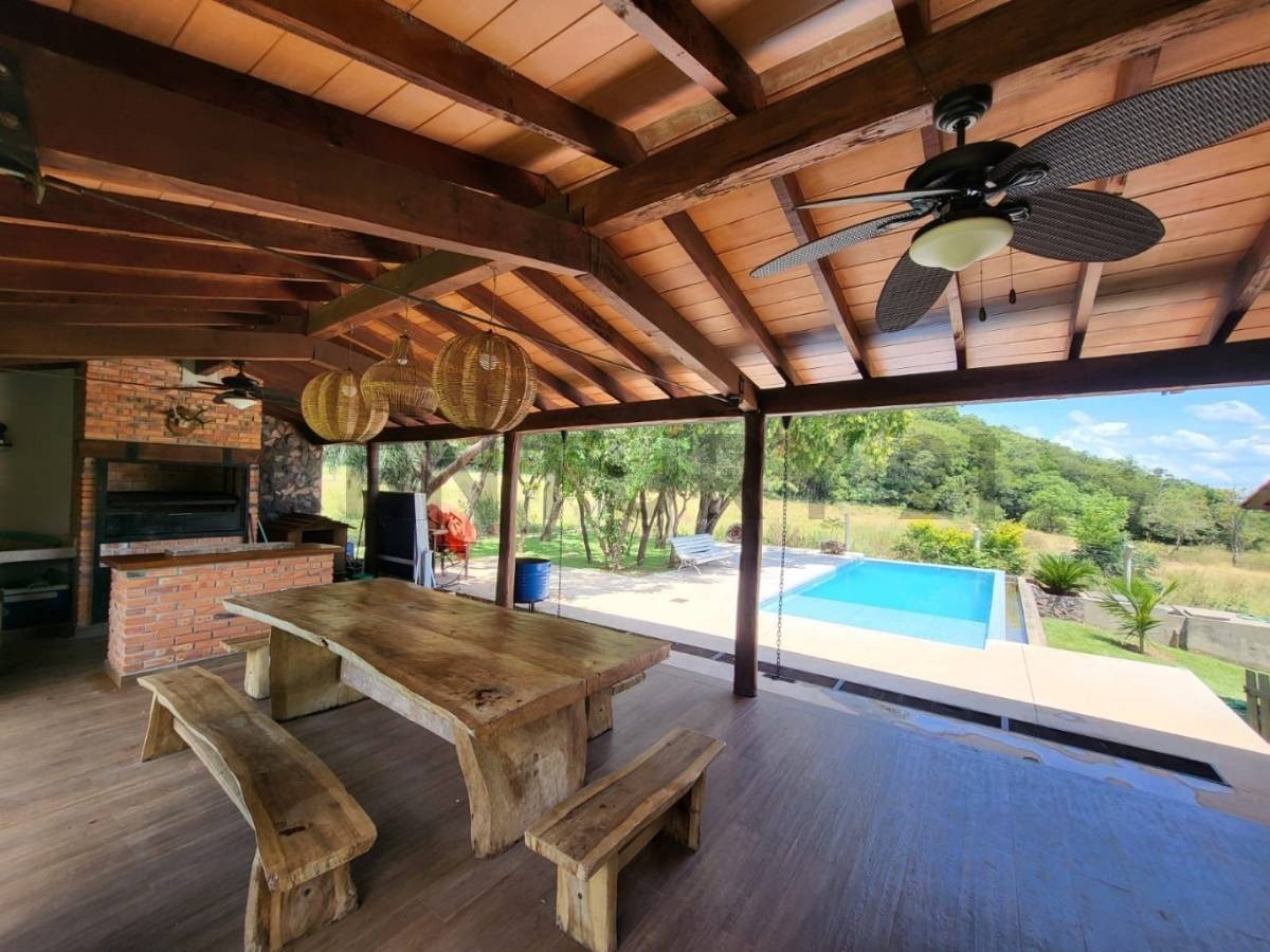 Exclusiva Quinta en Venta en Atyrá, Cordillera: Ubicación Privilegiada, Amplio Terreno de 2.156 m², Construcción de 350 m² con 3 Dormitorios, 2 Baños y 4 Estacionamientos. Precio: US$ 130.000. — foto 3