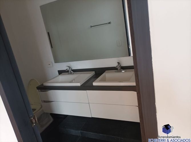 Apartamento de 3 alcobas en arriendo en La Cuenca, Envigado, 306 m² · foto 9 de 11