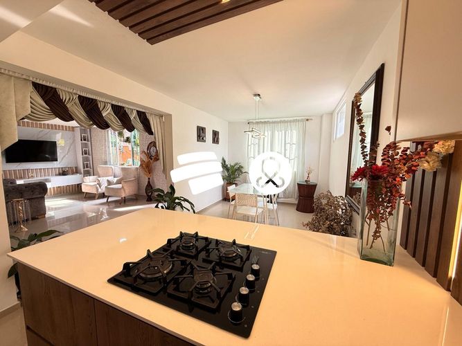 Casa de 4 alcobas en venta en Señorial, Envigado, 200 m² · foto 3 de 23